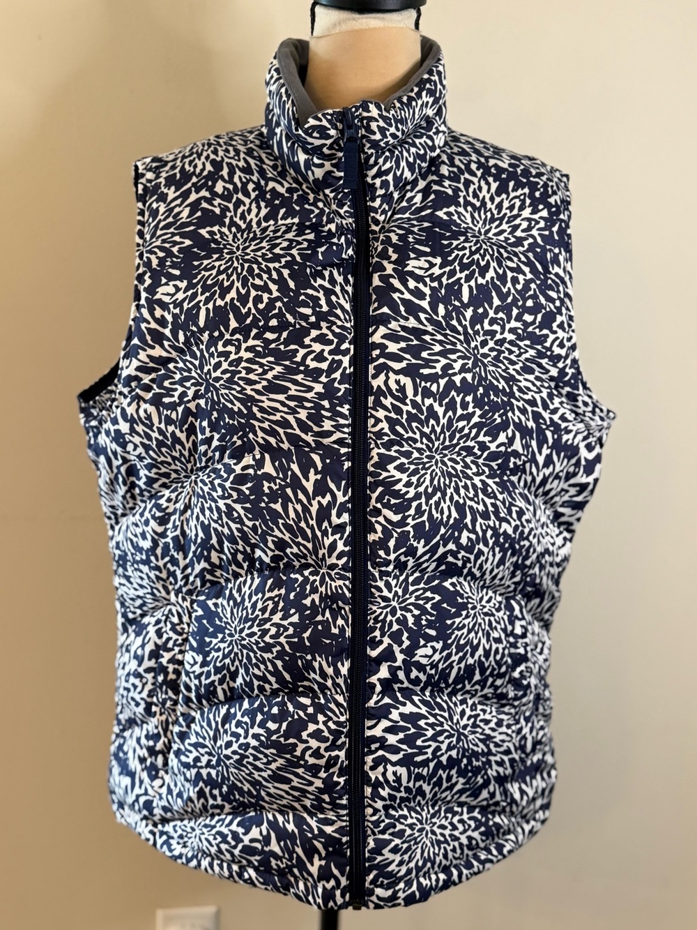 Land’s End down filled outerwear zip vest preppy pockets floral navy white LG